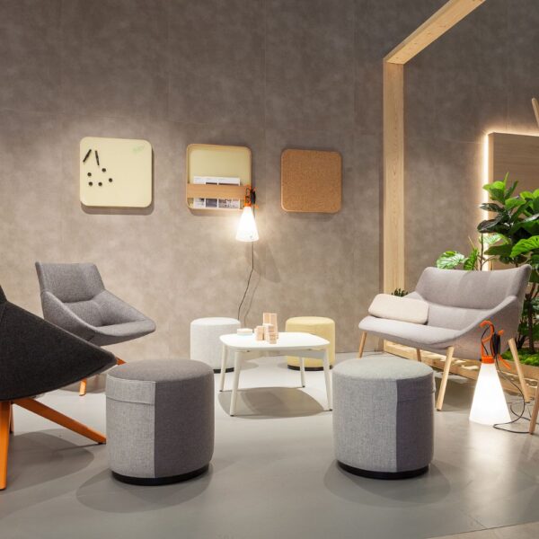 Fauteuil lounge Bow en situation — espace lounge et detente professionnel