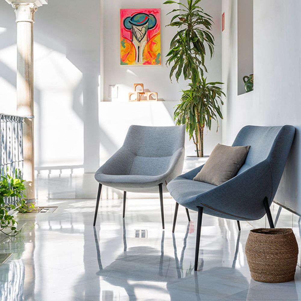 Fauteuil lounge Bow — ambiance lobby hotelier