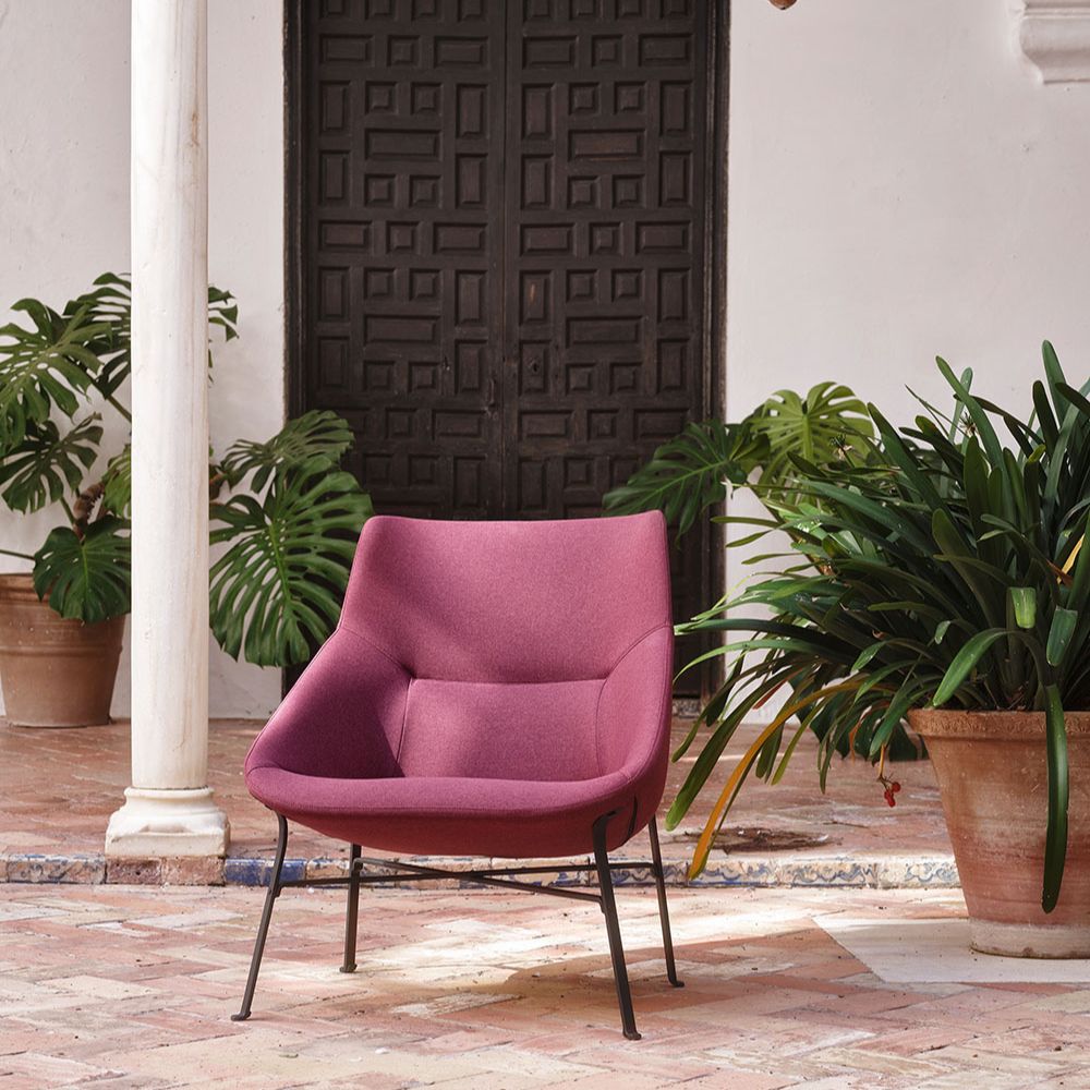 Fauteuil lounge Bow — detail structure fer forge finition epoxy noir mat