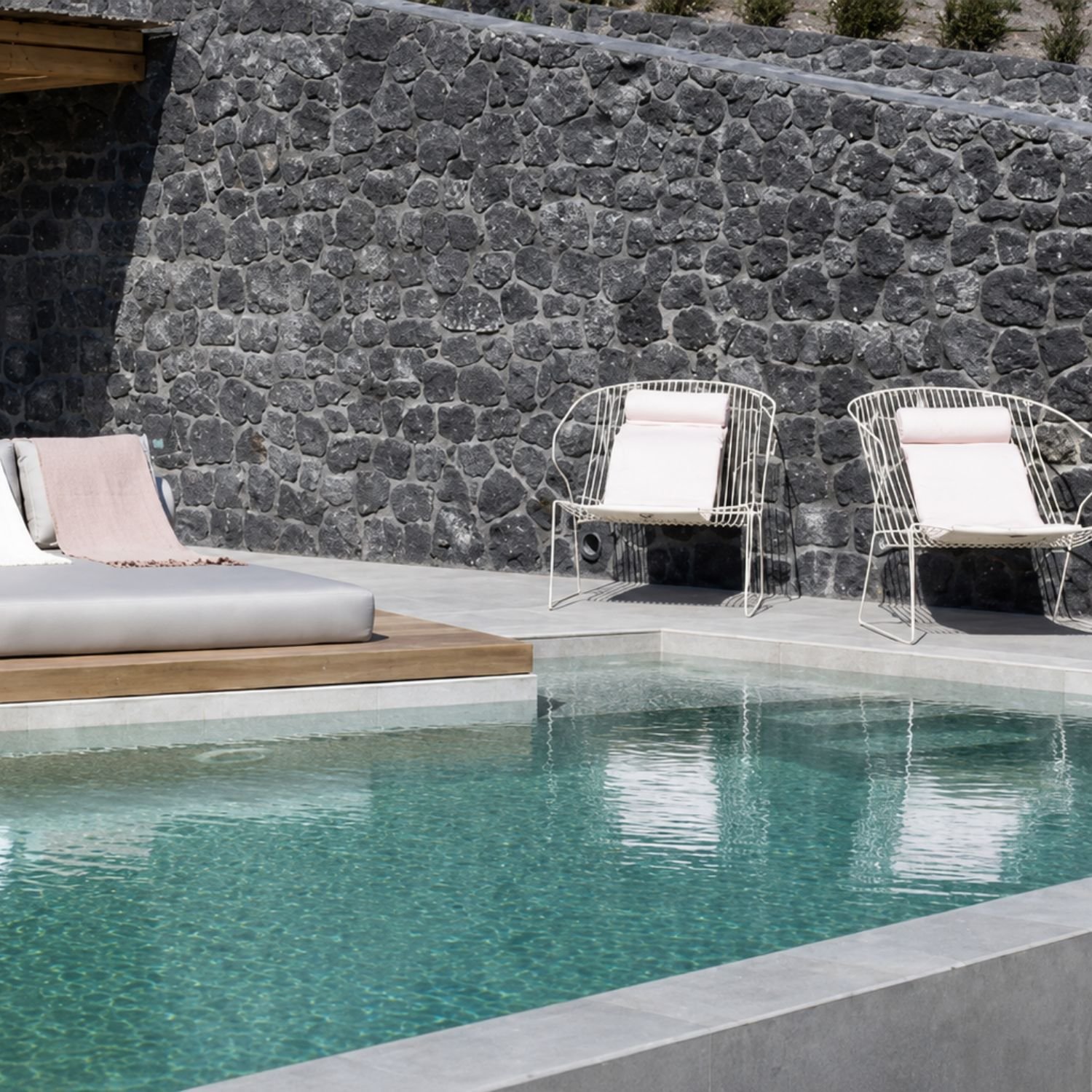 Fauteuil relax outdoor Bolonia en situation terrasse resort haut de gamme