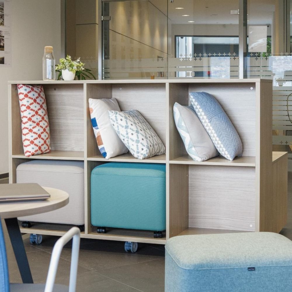 Gradin en bois mobile modulable Agile — open space lumineux en reunion informelle