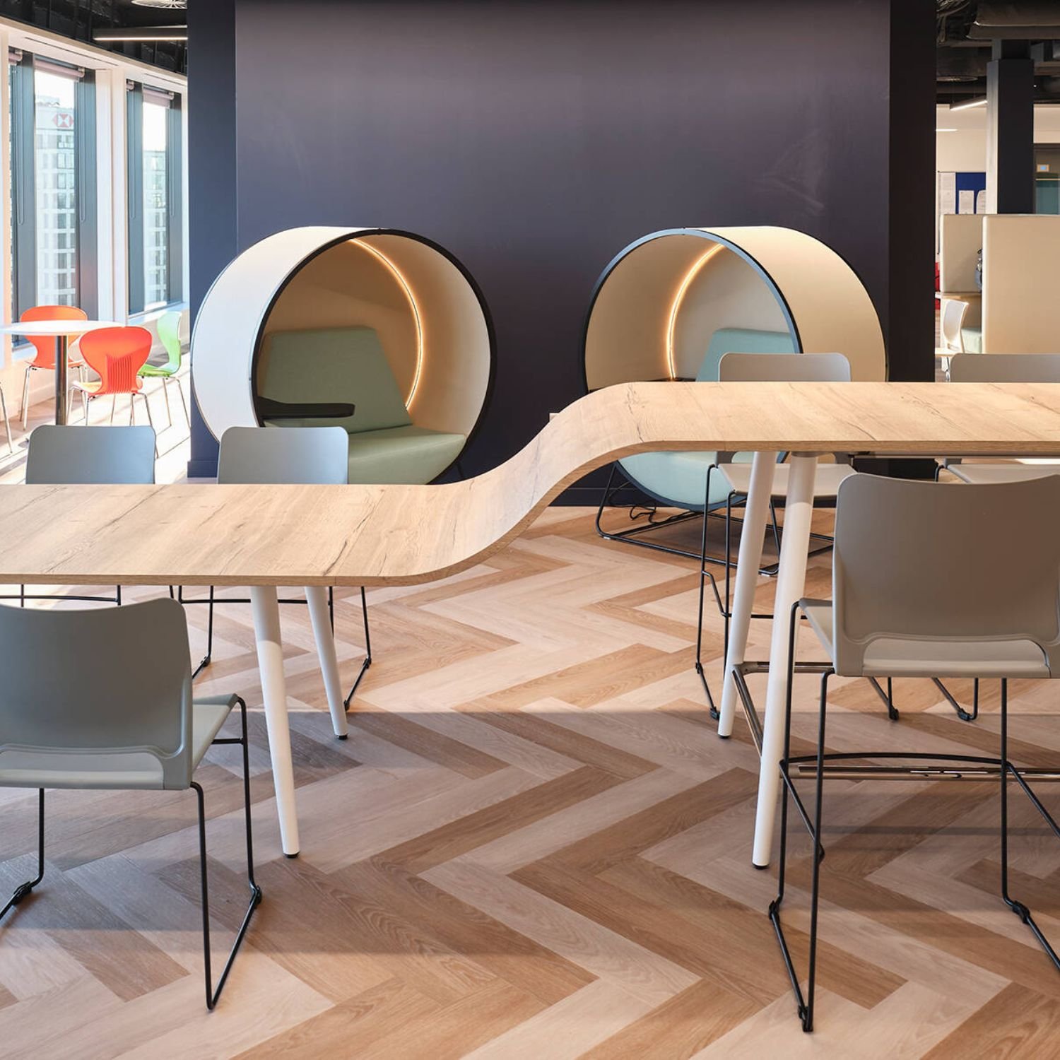 Kuppel bulle de travail acoustique en situation dans un open space scandinave Kuppel bulle de travail acoustique en situation dans un open space scandinave