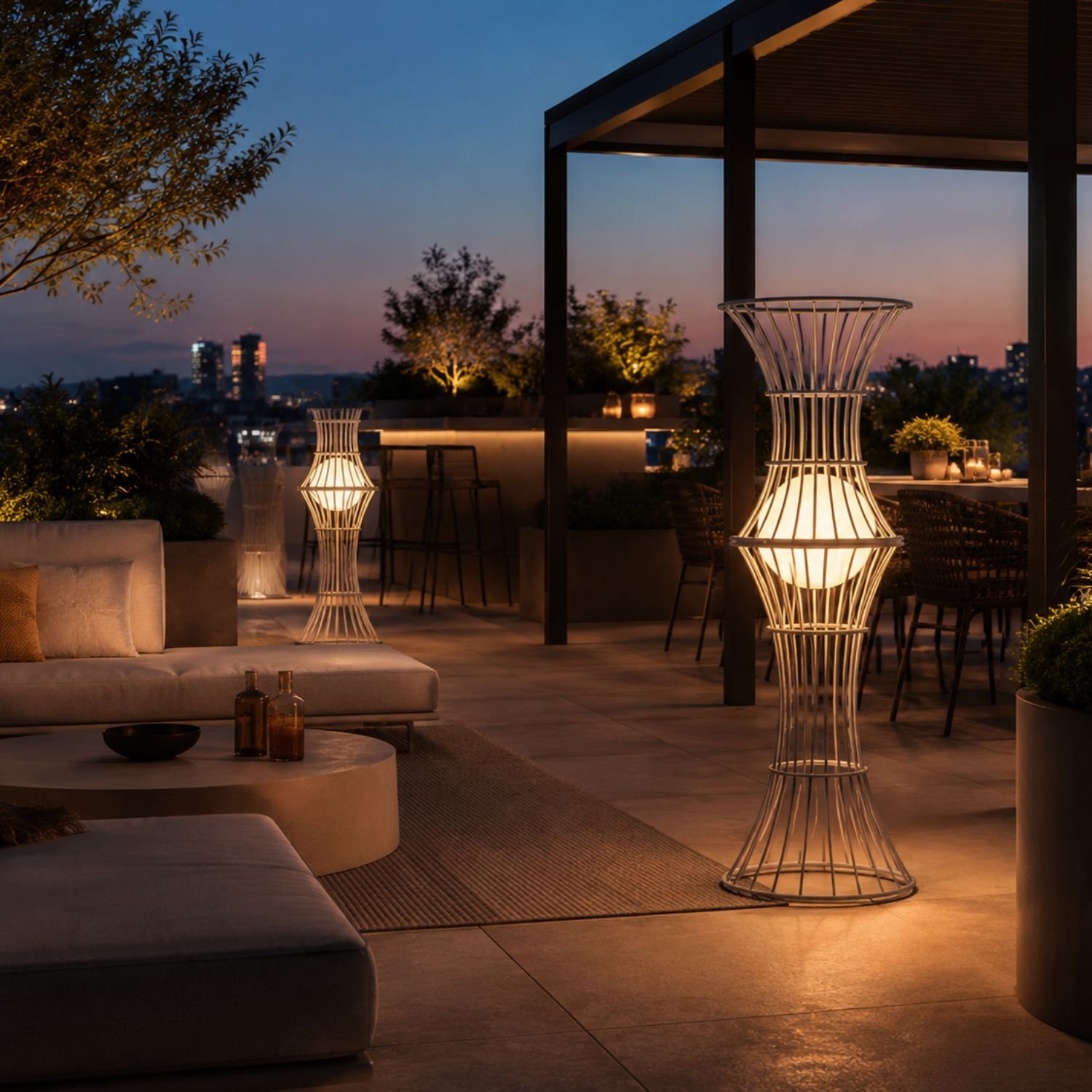 Luminaire Bolonia — double lampe allumee sur un rooftop au coucher du soleil Luminaire Bolonia — double lampe allumee sur un rooftop au coucher du soleil