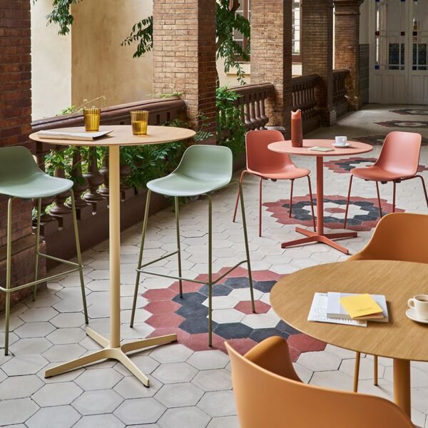 Mange debout colore en situation — espace de coworking Mange debout colore en situation — espace de coworking