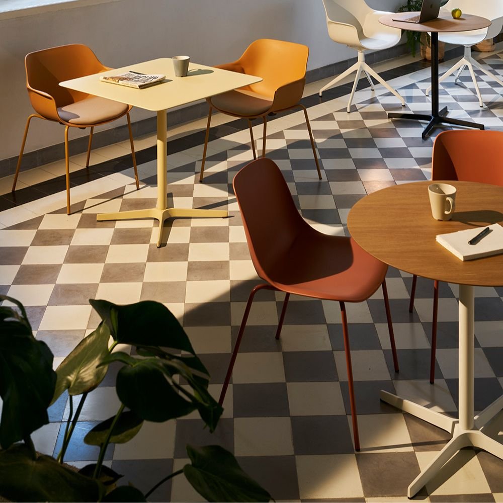 Mange debout colore — pause cafe en entreprise 1 Mange debout colore — pause cafe en entreprise 1