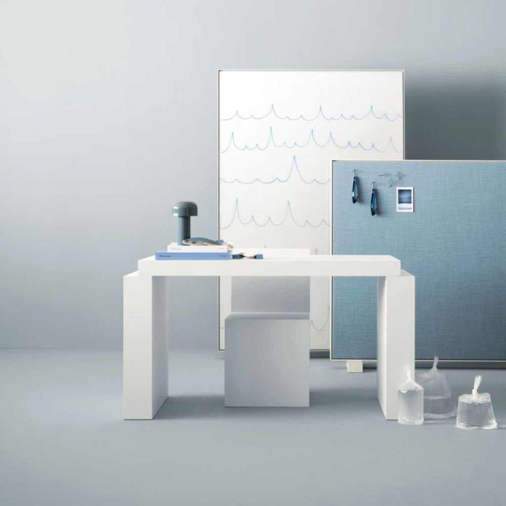 Mur d ecriture mobile acoustique Unit — face en verre inscriptible dans un espace de coworking