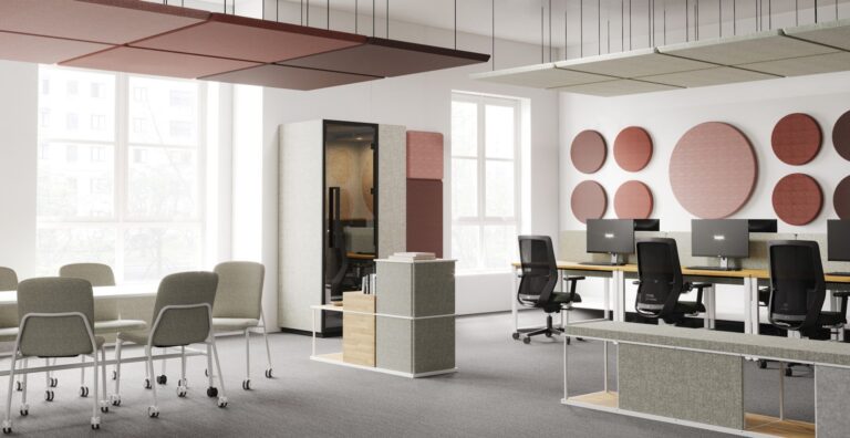 Open space aménagé avec traitement acoustique panneaux suspendus et cabines