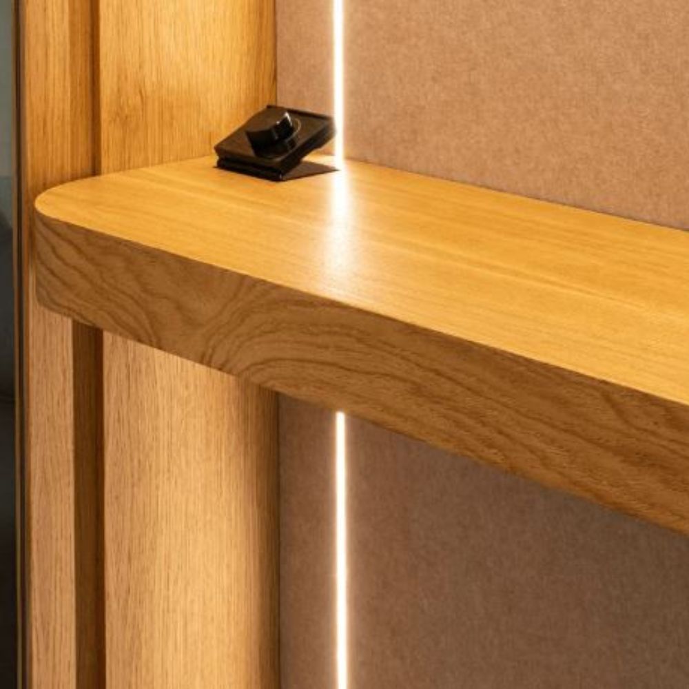 Phonebox acoustique en bois Haven — tablette en chene avec prise et chargeur integres Phonebox acoustique en bois Haven — tablette en chene avec prise et chargeur integres