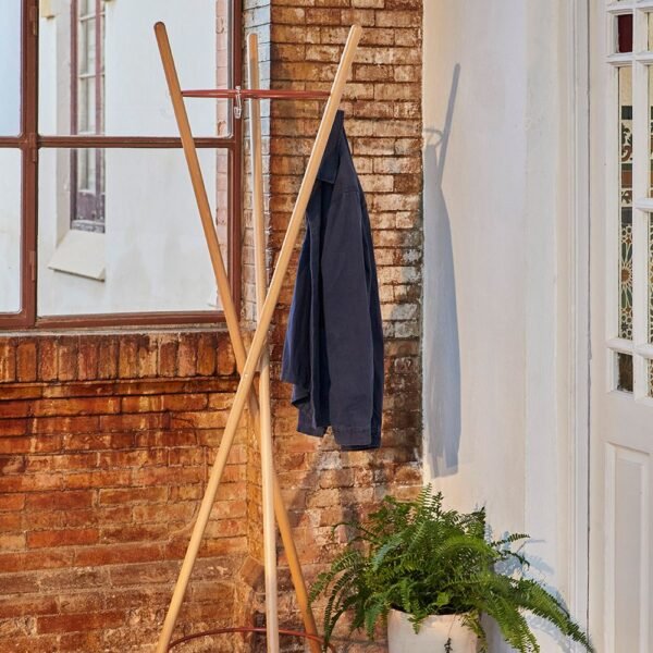 Porte manteau Tipi en hetre vue de trois quarts