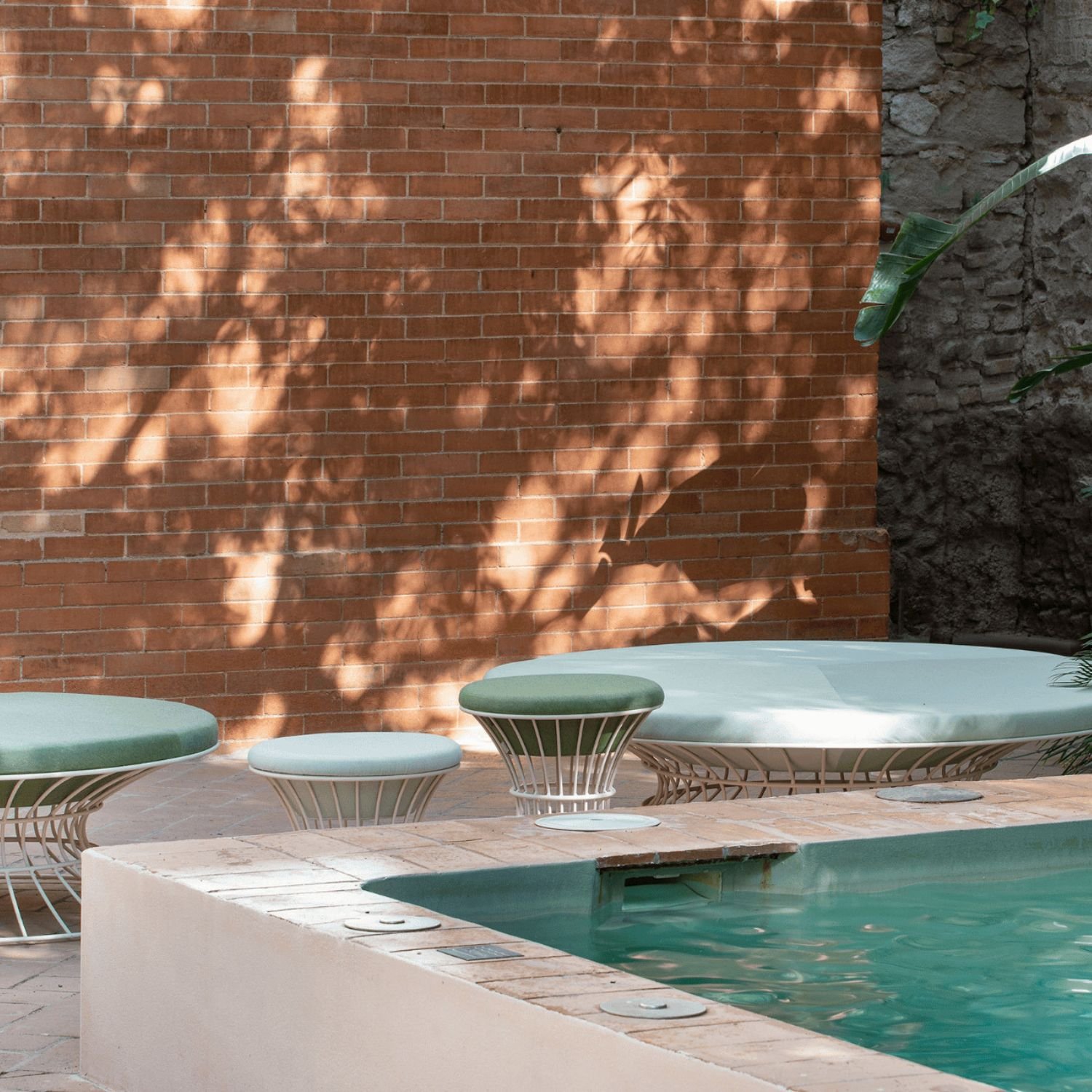 Pouf Bolonia format compact — bord de piscine resort design