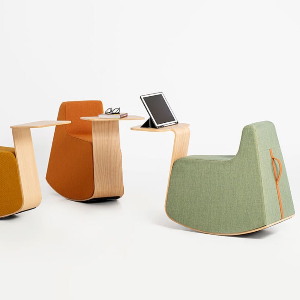 Pouf a bascule coworking Platero vue de profil avec tablette