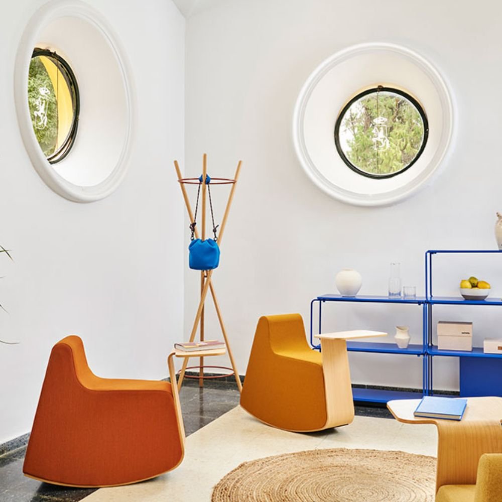 Pouf a bascule coworking Platero — assise dans un lounge d accueil