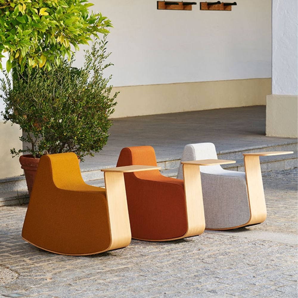 Pouf a bascule coworking Platero — usage avec tablette en coworking