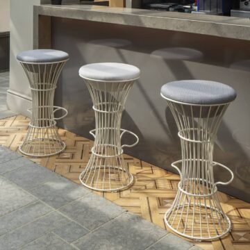 Pouf haut outdoor filaire Bolonia en situation — lounge terrasse hotellerie