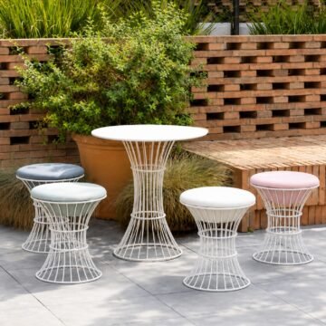 Pouf outdoor filaire Bolonia en situation — espace lounge terrasse hotel