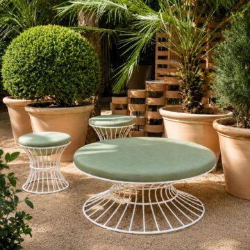 Pouf outdoor filaire Bolonia en situation — lounge exterieur hotellerie