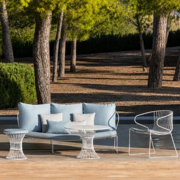 Table basse outdoor filaire Bolonia en situation espace lounge terrasse hotel Table basse outdoor filaire Bolonia en situation espace lounge terrasse hotel