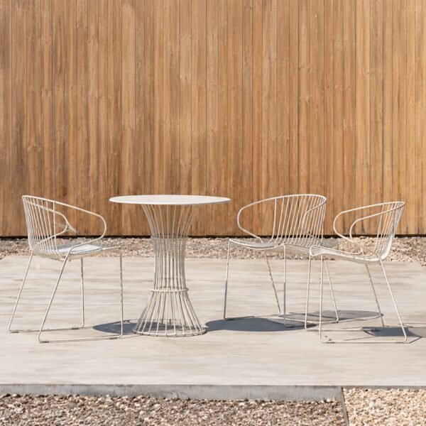 Table de repas outdoor filaire Bolonia en situation — terrasse restaurant hotel Table de repas outdoor filaire Bolonia en situation — terrasse restaurant hotel