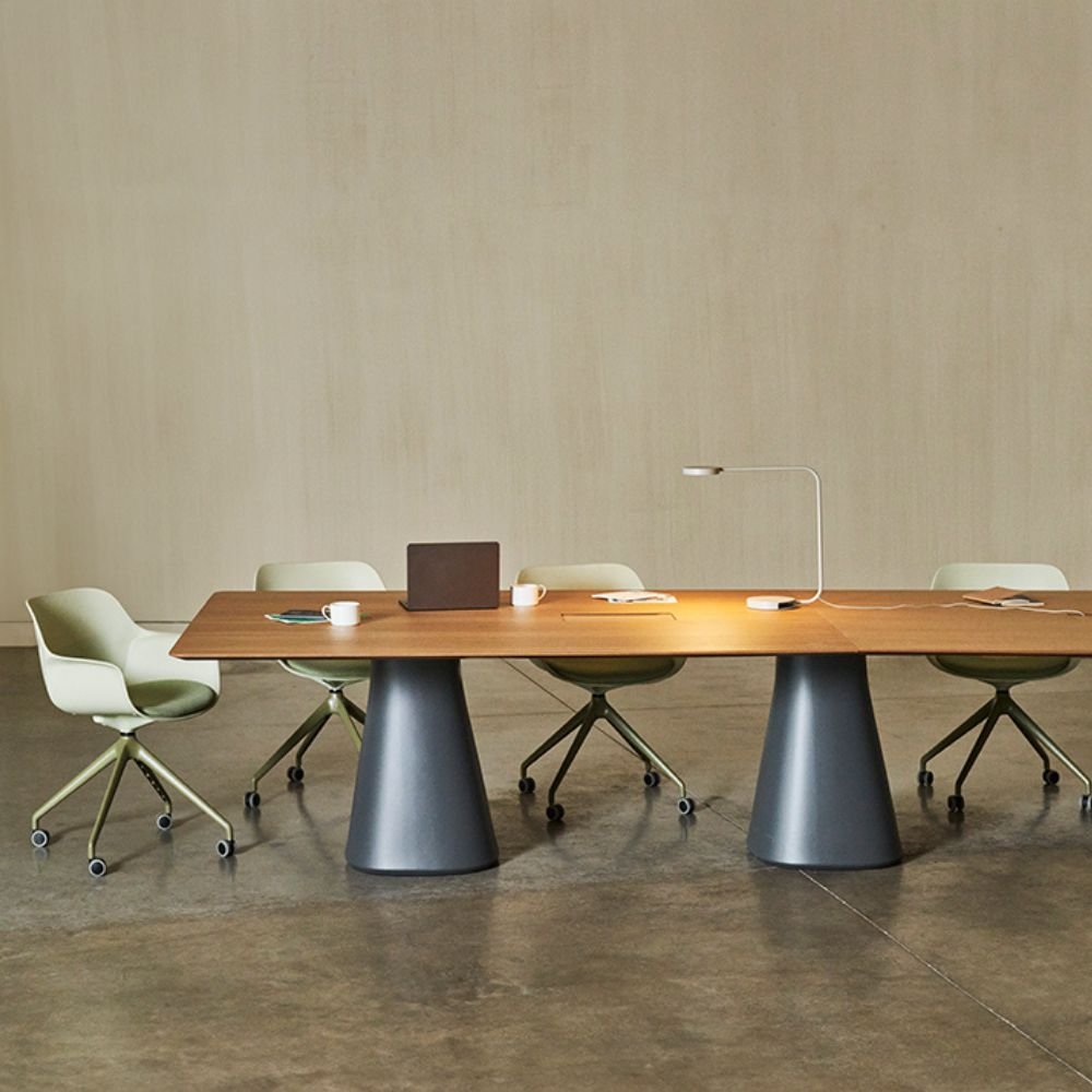 Table de reunion Baelo plateau chene et pietement sculptural en cone