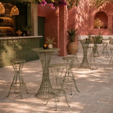 Table haute outdoor filaire Bolonia en situation — bar terrasse design