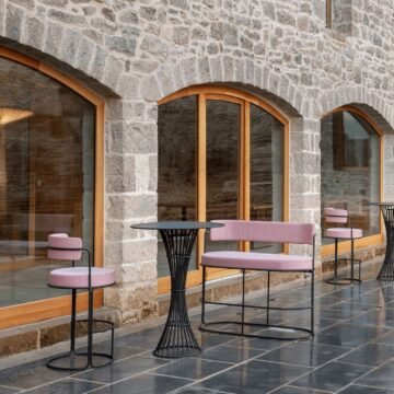 Table haute outdoor filaire Bolonia en situation — bar terrasse hotellerie