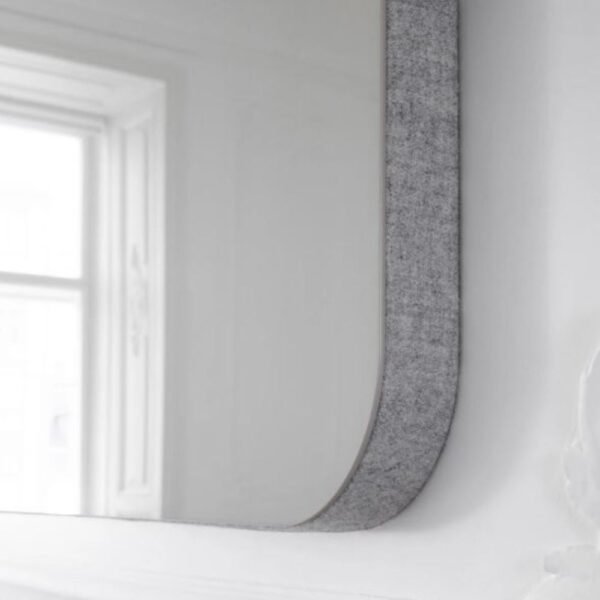 Tableau acoustique en verre et tissu Mood — detail du cadre textile et des coins arrondis
