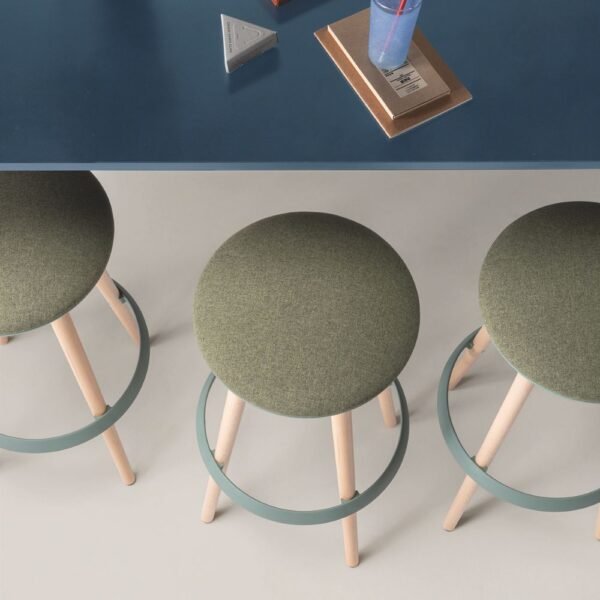Tabouret bois haut a assise ronde coloree — ambiance comptoir d accueil