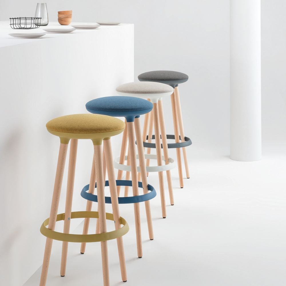 Tabouret bois haut a assise ronde coloree — table haute en coworking