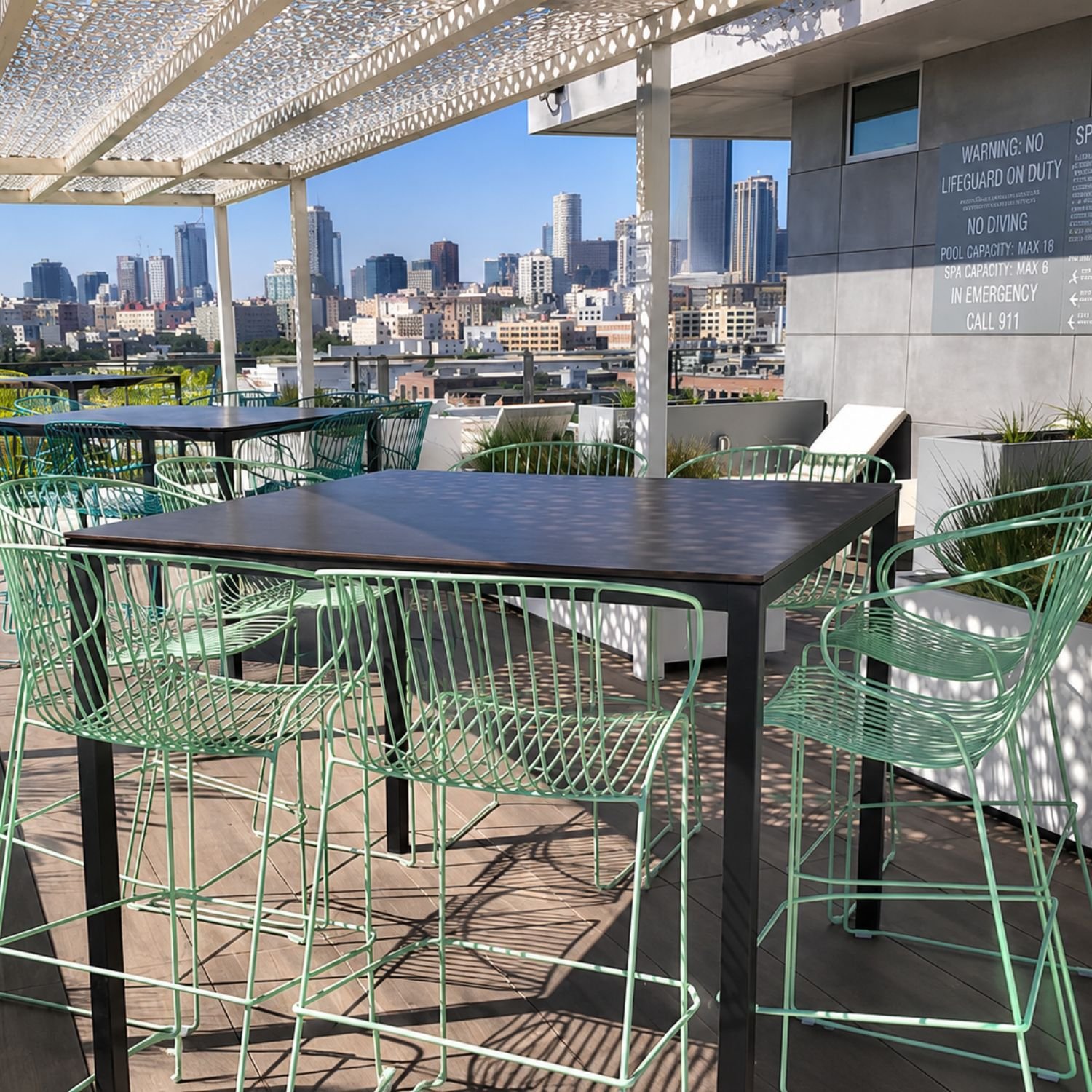 Tabouret de bar outdoor Bolonia design filaire ambiance rooftop professionnel