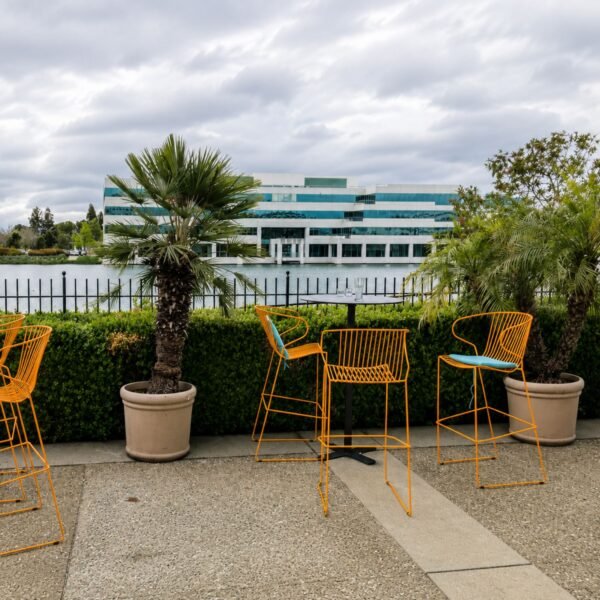 Tabouret de bar outdoor Bolonia design filaire ambiance terrasse