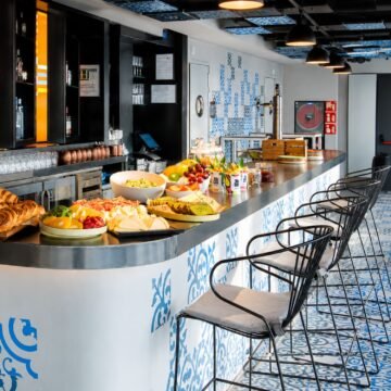 Tabouret de bar outdoor filaire Bolonia en situation bar terrasse restaurant