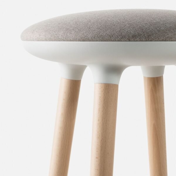 Tabouret en bois haut a assise ronde coloree — conception durable et responsable