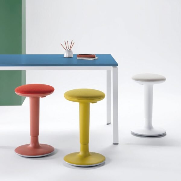 Tabouret ergonomique Tuc Tuc a assise active coloris rouge jaune et blanc Tabouret ergonomique Tuc Tuc a assise active coloris rouge jaune et blanc