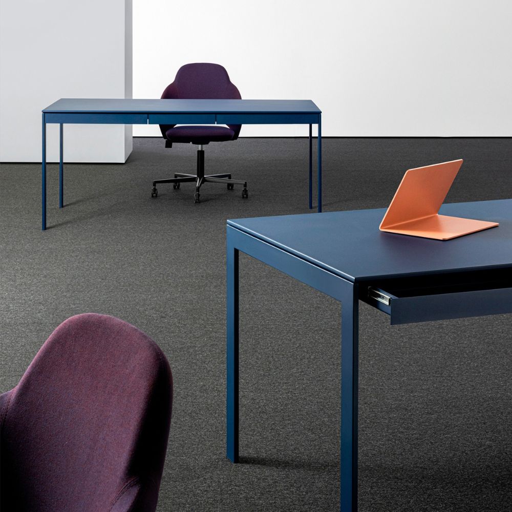 Bureau Foil coulissant detail du cadre metallique et des pieds fins