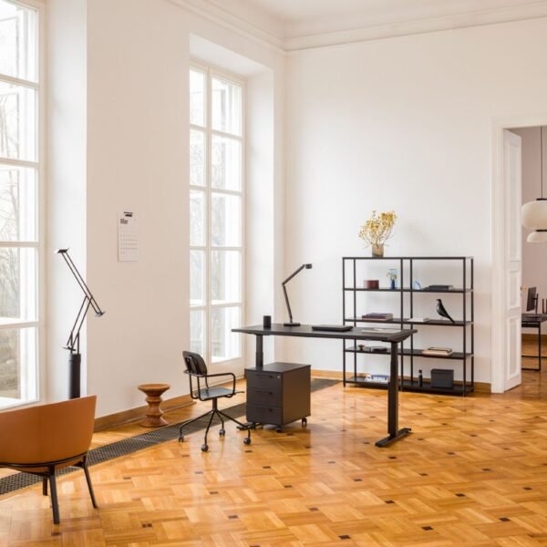 Bureau assis debout 2 moteurs Elevo en situation — open space finition noire Bureau assis debout 2 moteurs Elevo en situation — open space finition noire