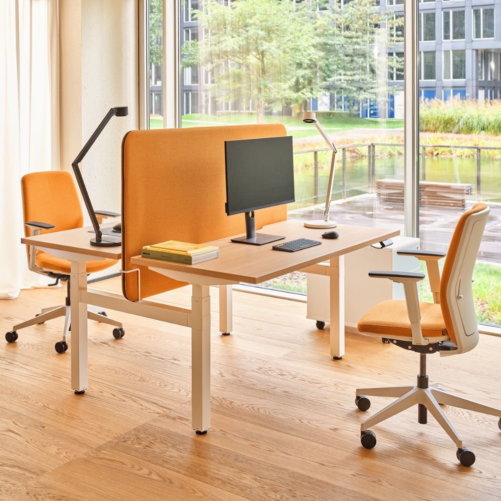 Bureau assis debout 2 moteurs Elevo en situation — open space tertiaire Bureau assis debout 2 moteurs Elevo en situation — open space tertiaire