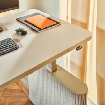Bureau assis debout Elva – detail des panneaux en feutre acoustique et clavier