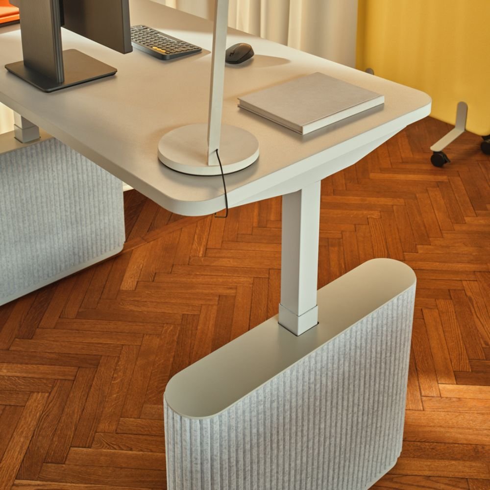 Bureau assis debout Elva – detail des panneaux en feutre acoustique gris clair Bureau assis debout Elva – detail des panneaux en feutre acoustique gris clair