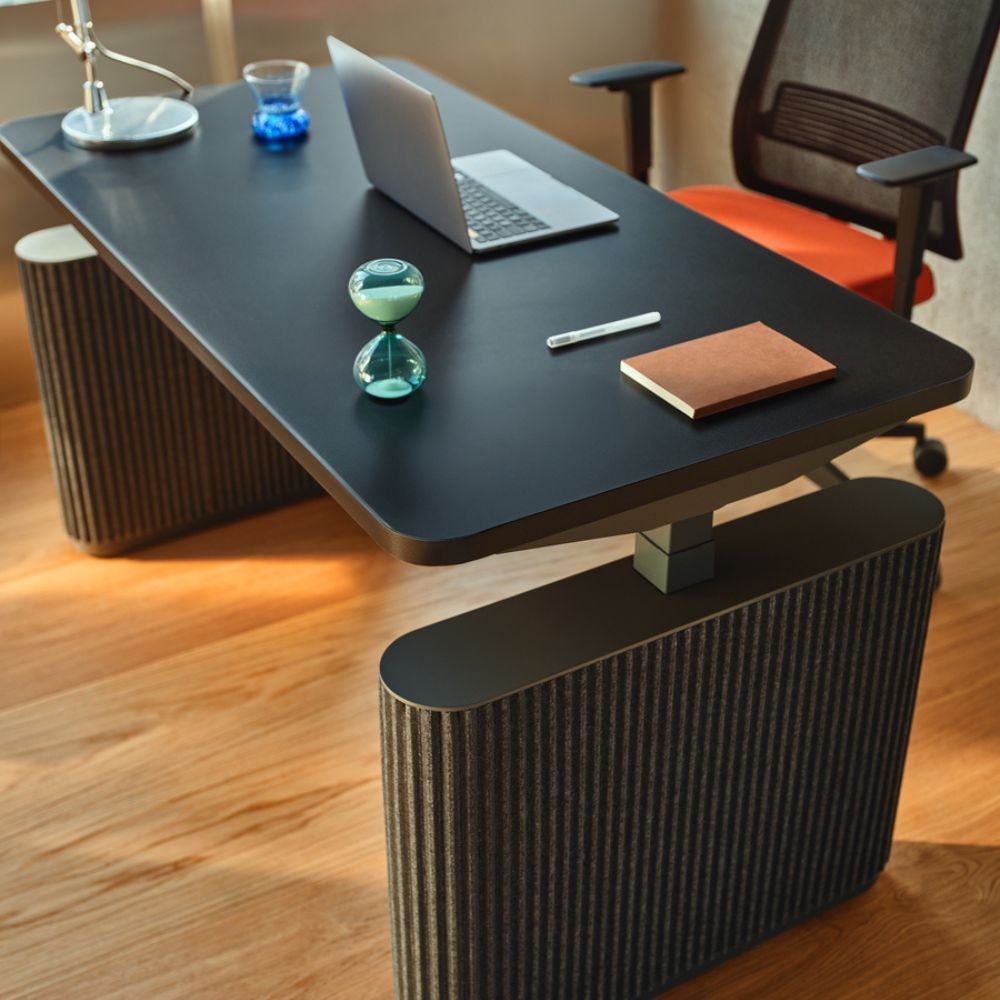 Bureau assis debout Elva – detail des panneaux en feutre acoustique vue de 3 quarts Bureau assis debout Elva – detail des panneaux en feutre acoustique vue de 3 quarts