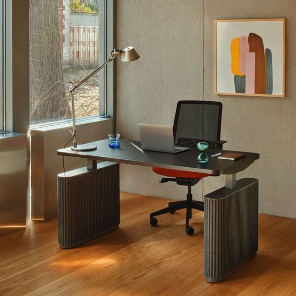 Bureau assis debout Elva – poste de face avec detail des panneaux en feutre acoustique Bureau assis debout Elva – poste de face avec detail des panneaux en feutre acoustique