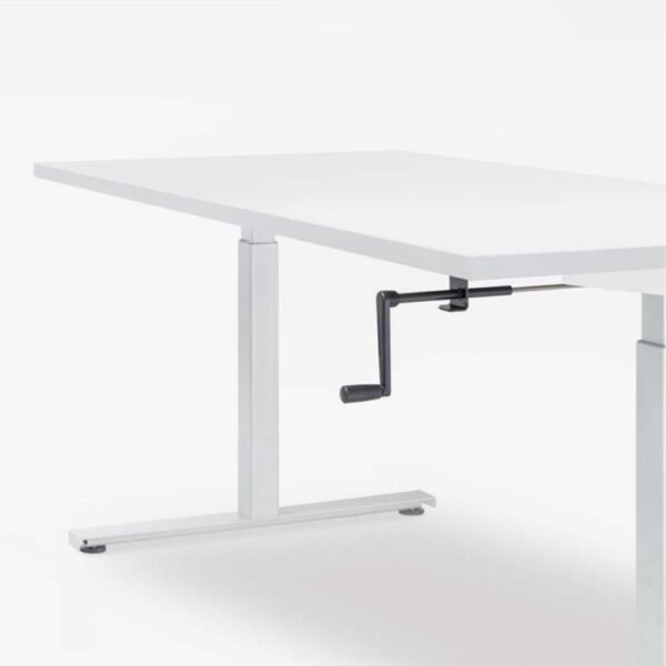 Bureau assis debout a manivelle Maneo — plateau blanc et pietement clair en position basse