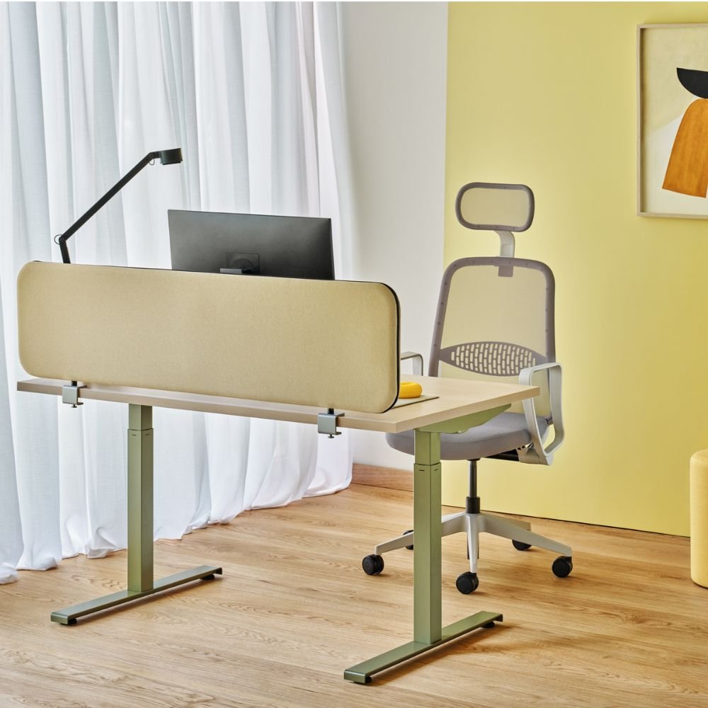 Bureau assis debout a manivelle Maneo — poste individuel en open space avec cloisonnette tissu acoustique