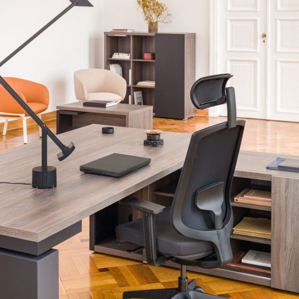 Bureau assis debout de direction Verso en situation — bureau de direction