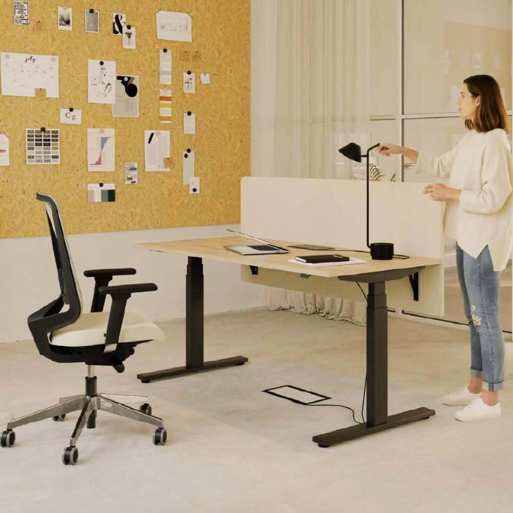Bureau assis debout electrique Skala Next en situation — open space 1