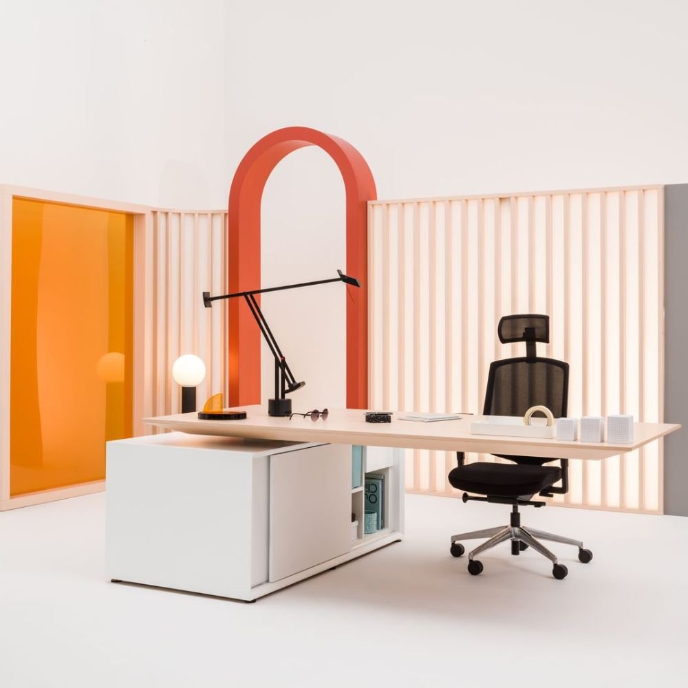 Bureau assis debout en bois Levita — plateau bois clair en bureau de direction