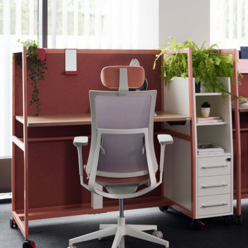 Bureau assis debout motorise a roulettes Wariant avec panneau de separation haut rose