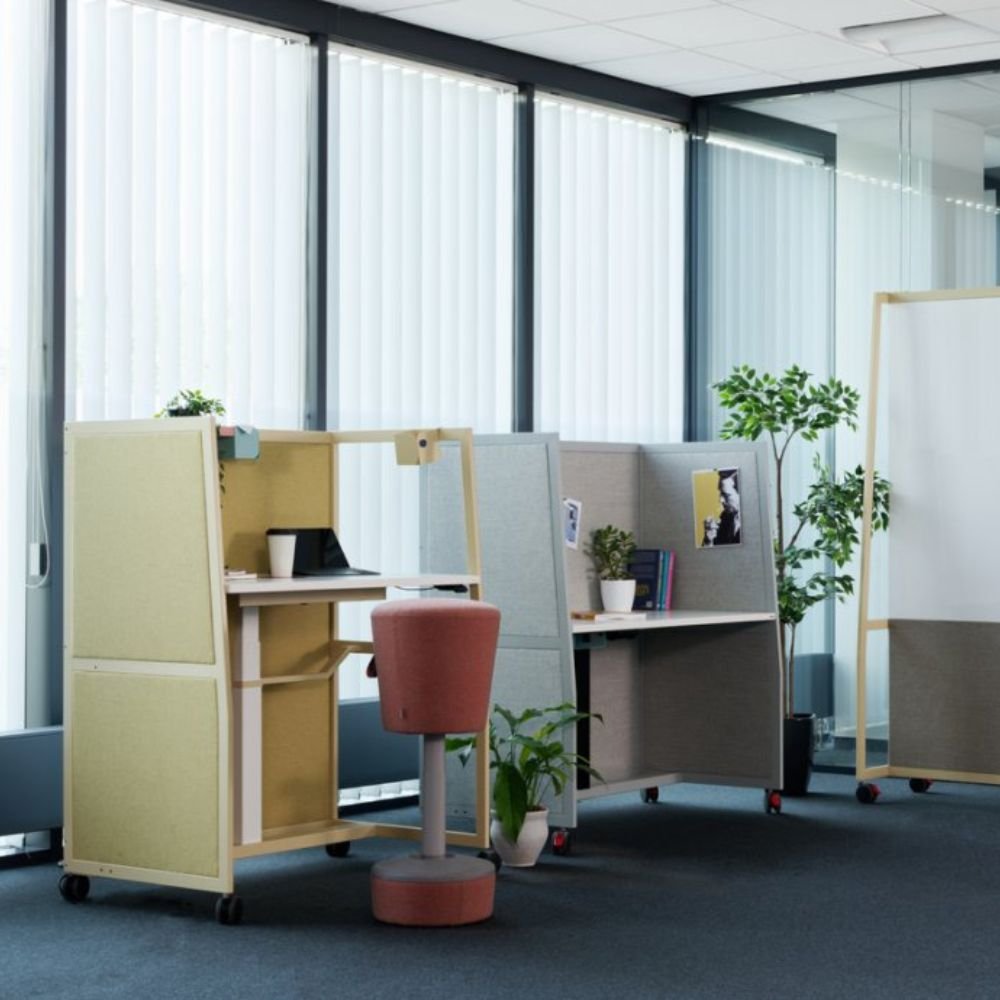 Bureau assis debout motorise a roulettes Wariant en situation — espace flex office