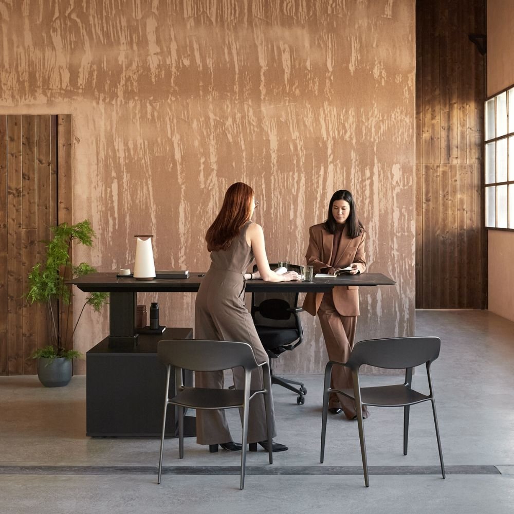 Bureau assis debout noir Altevo — configuration reunion dans un espace collaboratif Bureau assis debout noir Altevo — configuration reunion dans un espace collaboratif
