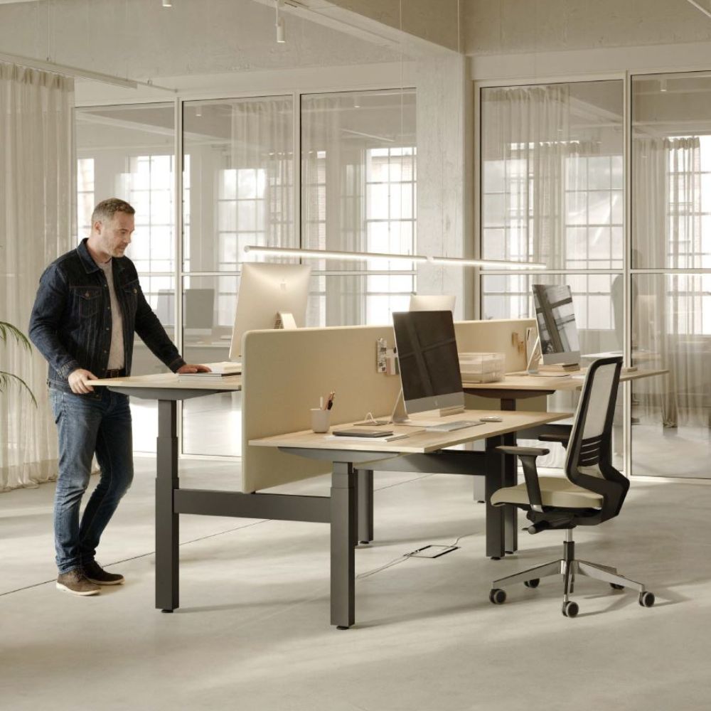 Bureau bench assis debout electrique Skala Next en situation dans un open space