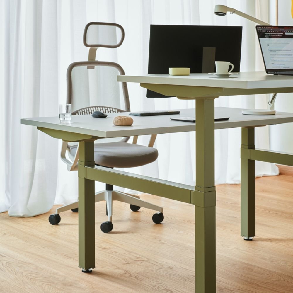 Bureau bench assis debout manuel Maneo en situation — flex office Bureau bench assis debout manuel Maneo en situation — flex office